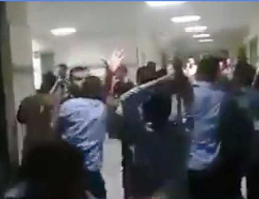 أمن مستشفى سوهاج الجامعي يعتدي على أهالي مريض.. والجامعة: ضربوا الأمن الأول (صور)
