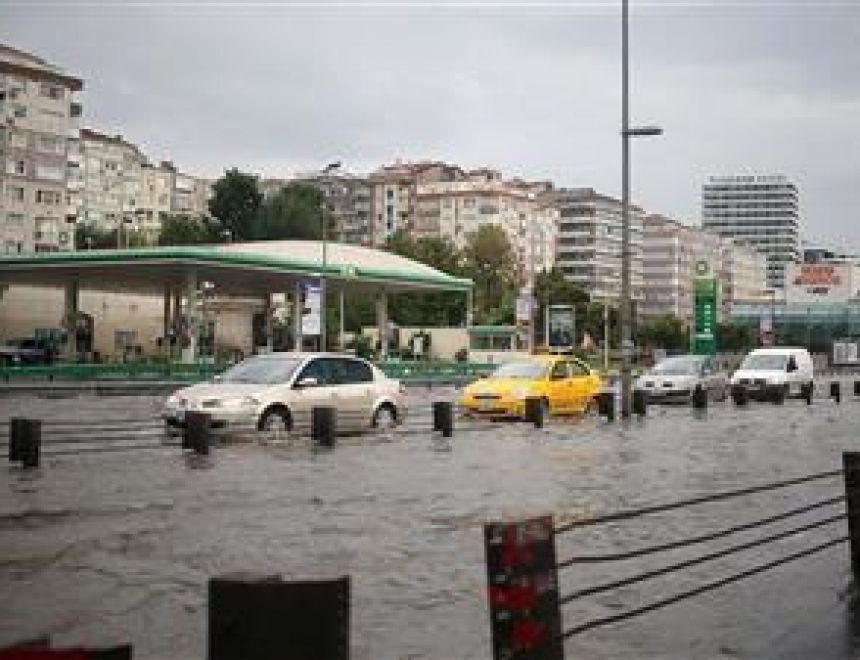 تركيا.. أمطار غزيرة تشل الحركة بإسطنبول