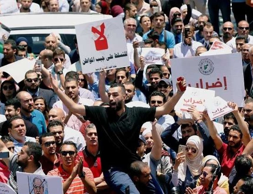 تجدد الاحتجاجات في مدينة الرمثا الأردنية عقب قرارات جمركية.. فيديو