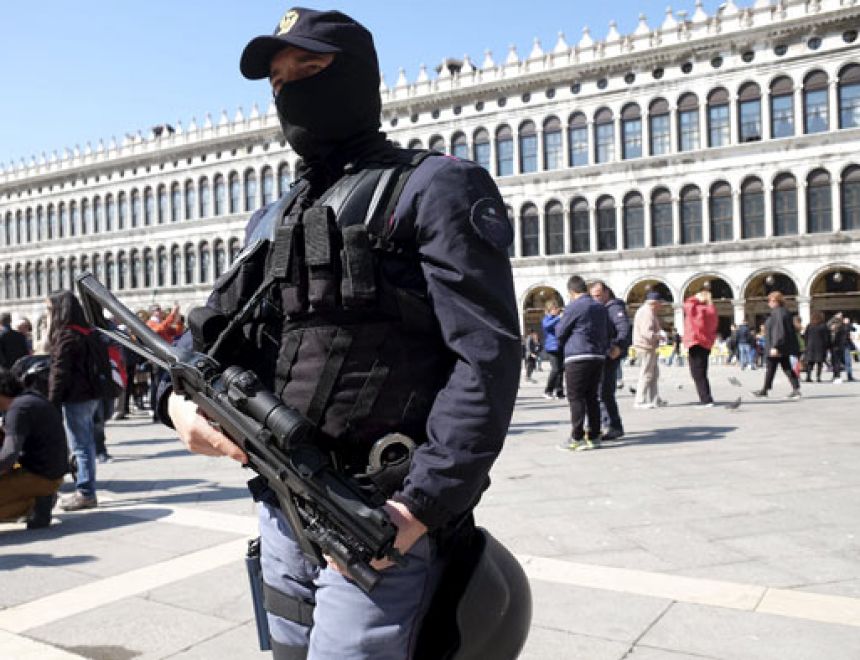 ايطاليا تعتقل 10 اشخاص بينهم إمام في عملية لمكافحة الارهاب