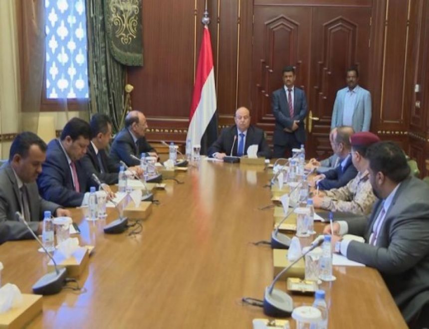صحفي:حان الوقت لظهور طرف يمني ثالث يقف الى جانب الشعب     