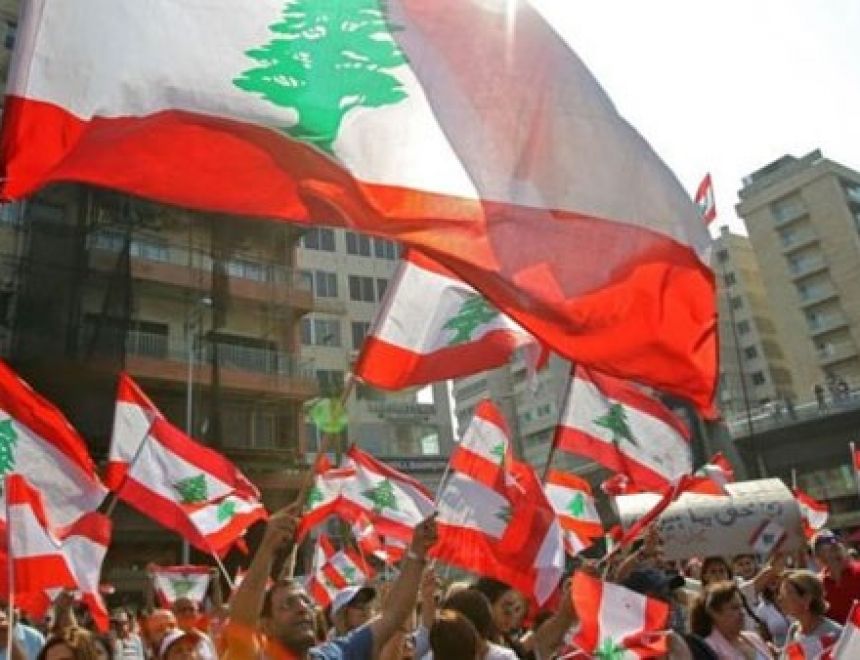 طلاب لبنان يصعدون احتجاجاتهم ويغلقون وزارة التعليم