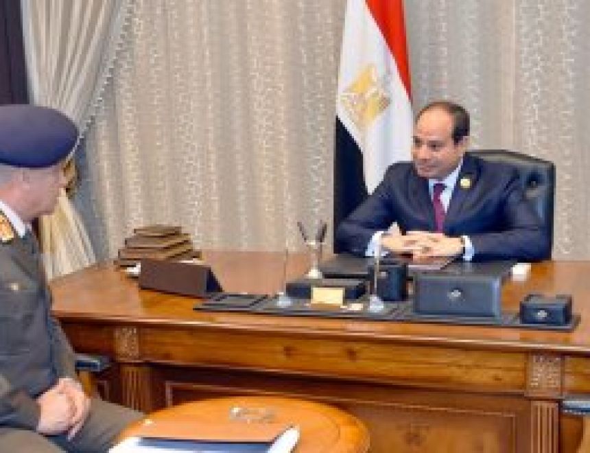 وزير الدفاع مهنئا السيسى بعيد تحرير سيناء: مقتدين بروح أكتوبر فى حماية الوطن