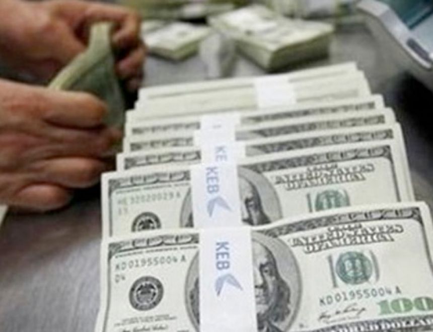 شهدت أسعار الدولار، اليوم الخميس، استقرارًا ملحوظًا، حيث سجل في البنك الأهلي المصري 17.78 جنيه للشراء، و17.88 جنيه للبيع.