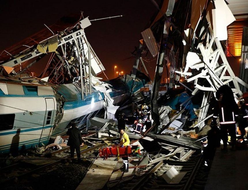 حادث تحطم قطار سريع في أنقرة وأنباء عن إصابات