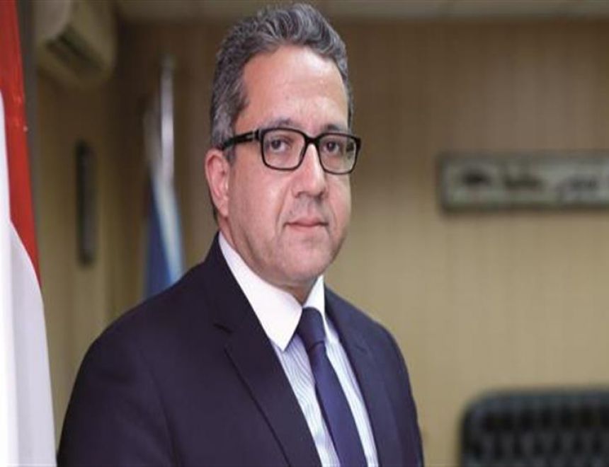 وزير السياحة والآثار يصدر قرارات وزارية بإعادة تراخيص ثلاثة فنادق في محافظة البحر الأحمر
