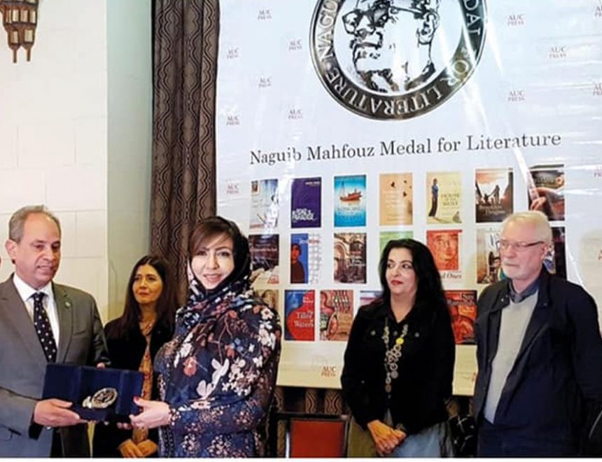 حصلت الكاتبة السعودية أميمة الخميس على جائزة نجيب محفوظ في الأدب لعام 2018