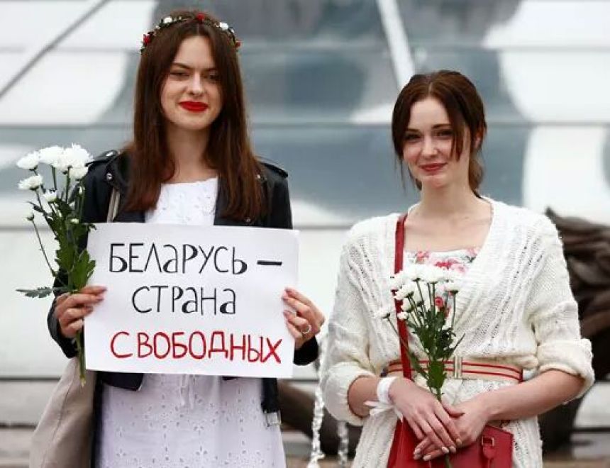 جميلات روسيا يرفضون الانتخابات بالابتسامات والورود