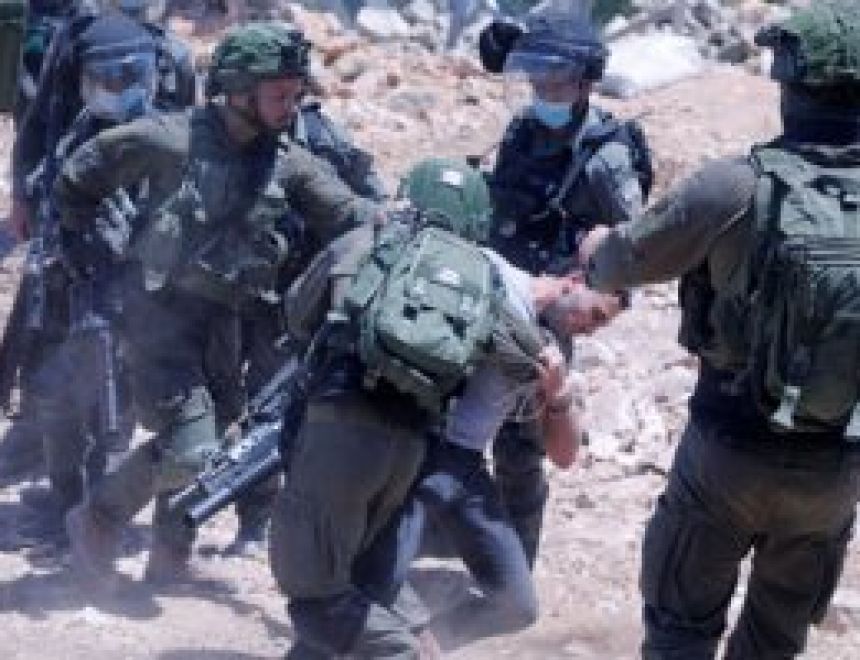 قوات الاحتلال الإسرائيلي تعتقل فلسطينيين من طولكرم