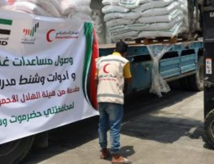 صور.. الإمارات ترسل مساعدات غذائية وأدوات مدرسية لأهالي حضرموت باليمن