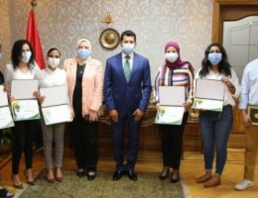 وزير الشباب يكرم أعضاء مبادرة مساعدة المتضررين من انفجار بيروت