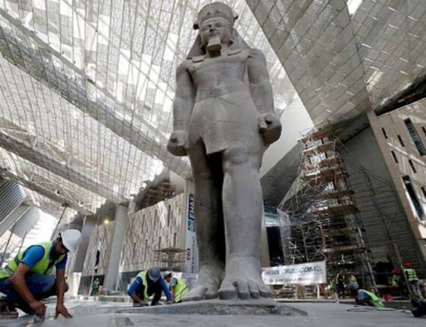 معمل الترميم بالمتحف المصرى الكبير يتسلم شهادة الأيزو للصحة والسلامة