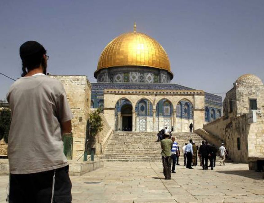 اقتحام المسجد الأقصى وسط حماية شرطة الإحتلال الإسرائيلي