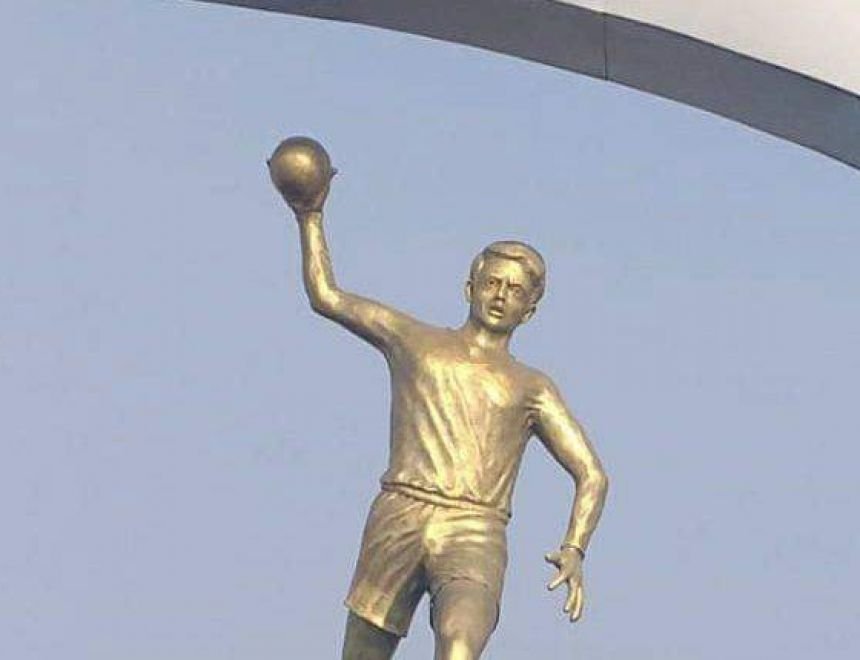  تمثالا على شكل لاعب كرة يد بمدخل المدينة على الطريق الصحراوي.. إستعدادا لكأس العالم