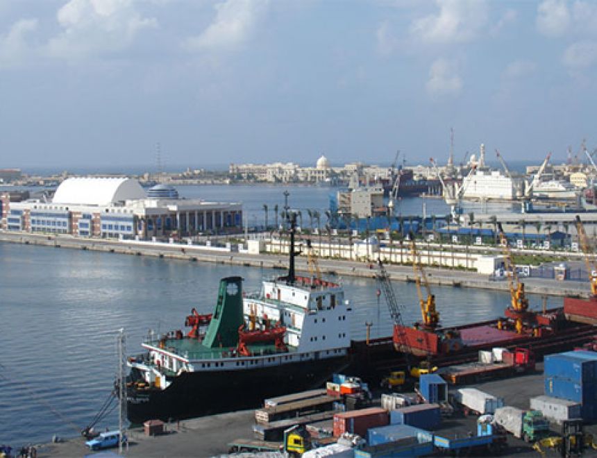 الهيئة العامة لميناء الإسكندرية تقوم بإعادة فتح البوغاز بعد هدوء الأمواج
