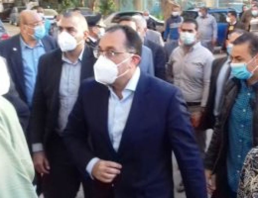 رئيس الوزراء يصل مستشفى سوهاج التعليمى لزيارة مصابى حادث القطارين