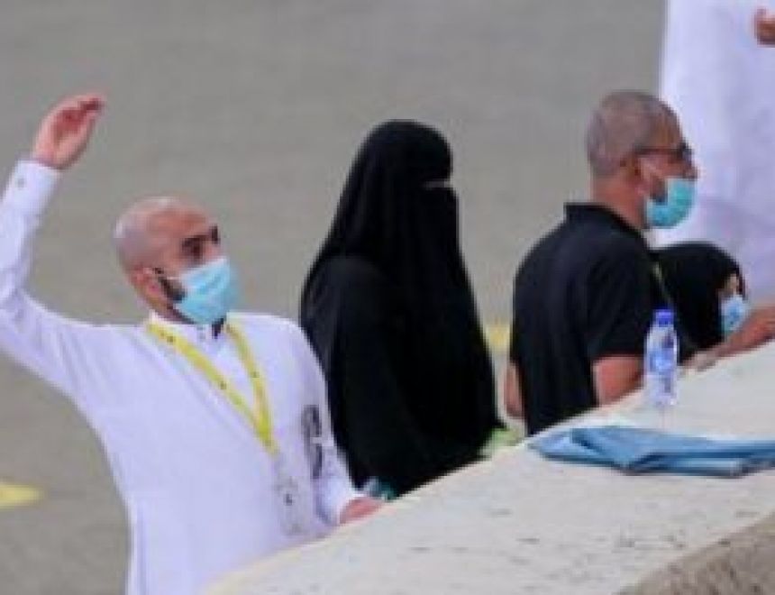 حجاج بيت الله الحرام يواصلون رمى الجمرات ثانى أيام التشريق