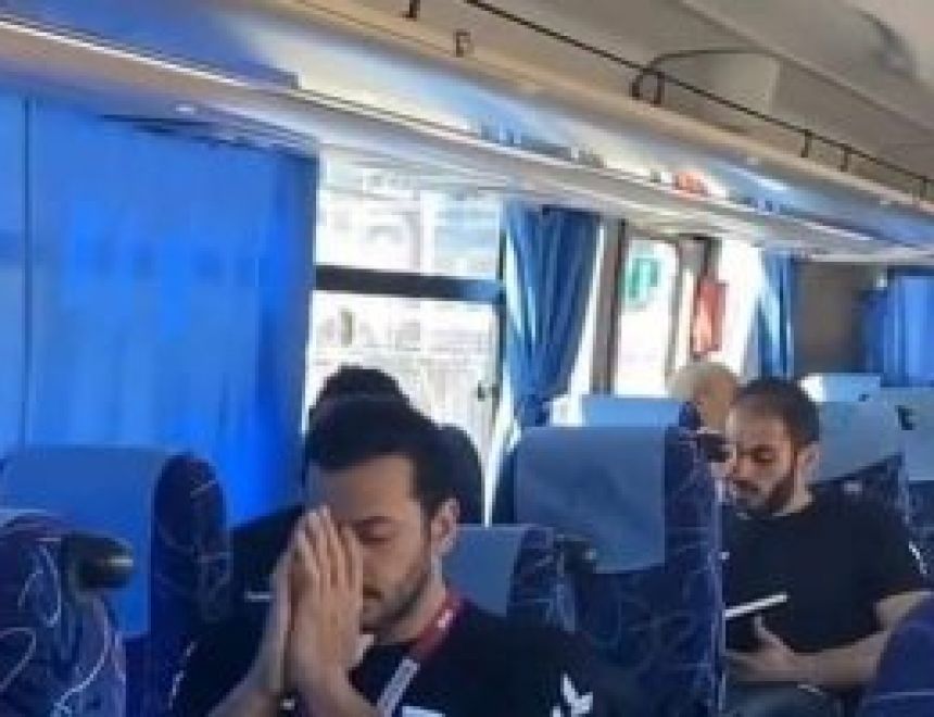 قراءة القرآن ودعوات اللاعبين تسيطر على حافلة اليد فى الطريق لمواجهة فرنسا