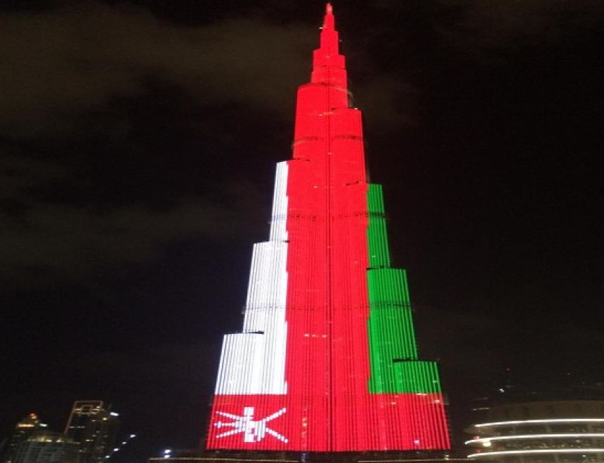 برج خليفة يتزين بالعلم العماني احتفاءً بذكرى العيد الوطني
