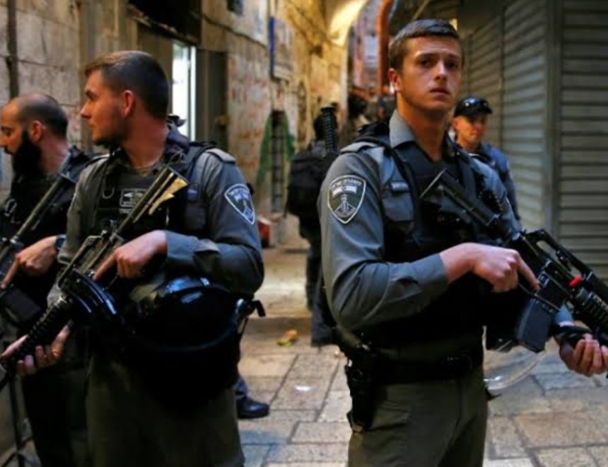 قوات الكيان الصهيوني تحتجز  أقارب الهاربين الفلسطينين