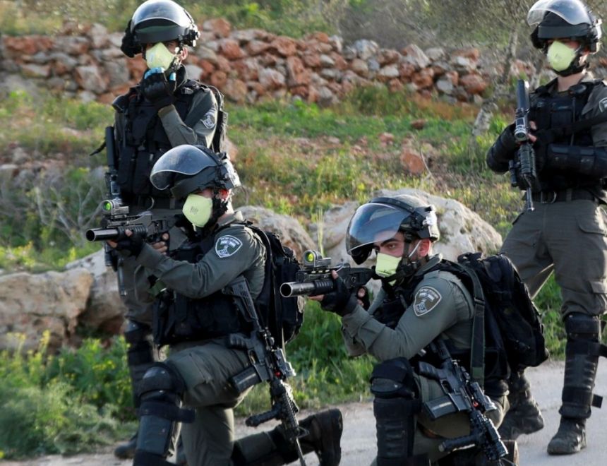 قوات الإحتلال الصهيوني تعتقل ثلاثة شباب فلسطنين 