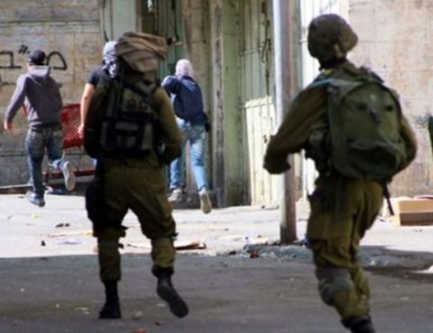 قوات الإحتلال الإسرائيلى تعتقل أربعة فلسطنين بعد الإعتداء عليهم