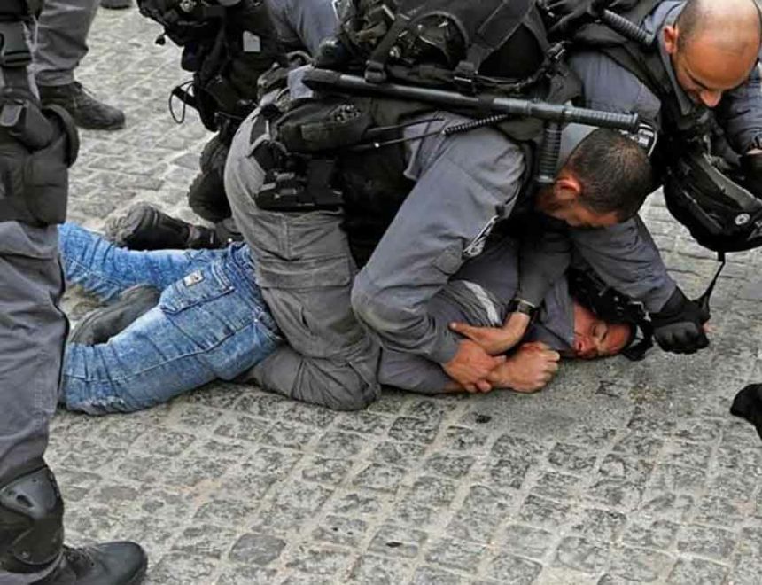 قوات الاحتلال تعتدى على شاب فلسطينى.. والمداهمات مستمرة بمنطقة جبل جالس