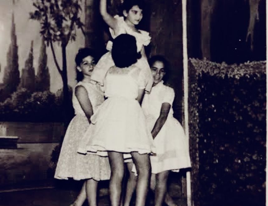 ليلي عز العرب :  تستعيد ذكرياتها فى المدرسة بصورة أبيض وأسود من عرض مسرحى. 