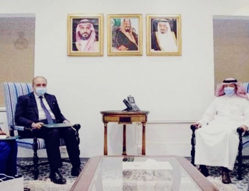 سفير مصر في الرياض يبحث العلاقات المصرية السعودية مع الوزير عادل الجبير