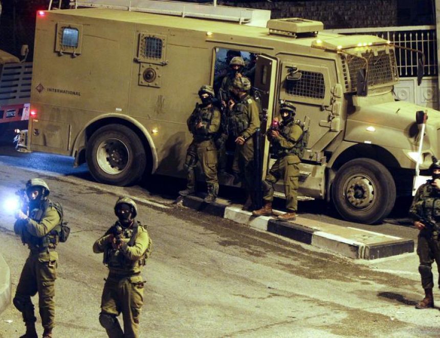 إعتقال 9 فلسطينيين بينهم أسرى محررين في الضفة الغربية