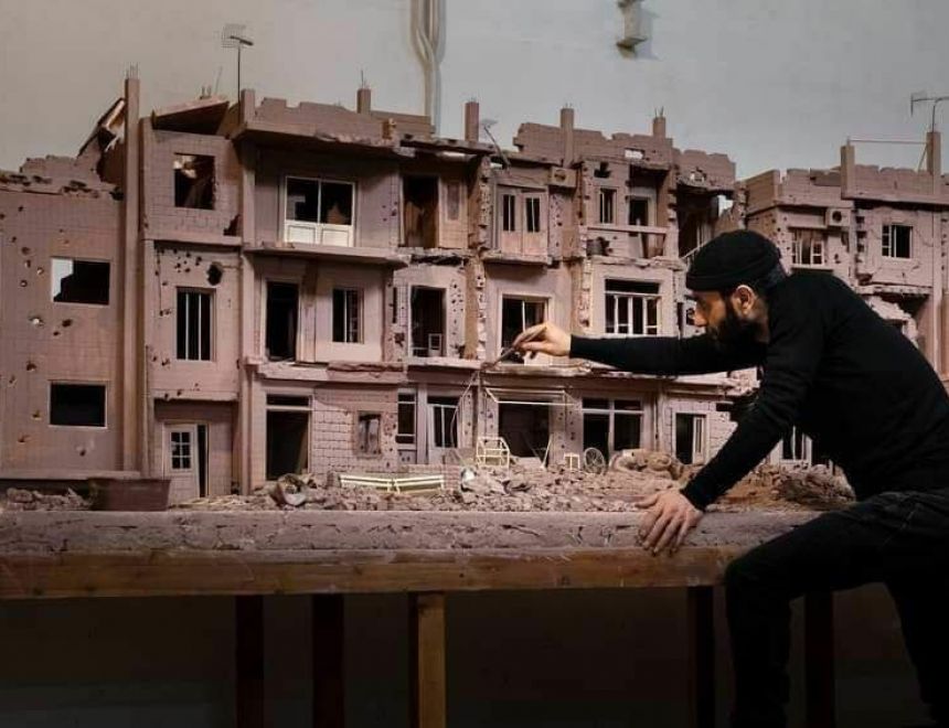 فنان سوري ينحت شارعًا سوريًا مُدمرًا في فرنسا