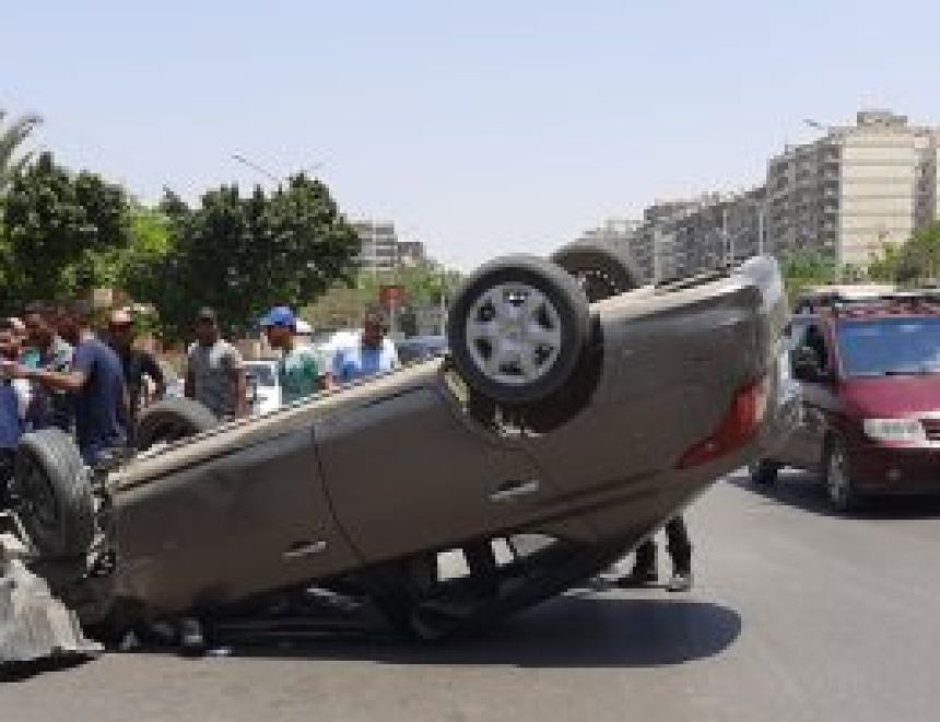 إصابة مستشار النيابة الإدارية بأسيوط وشقيقته في حادث إنقلاب سيارة