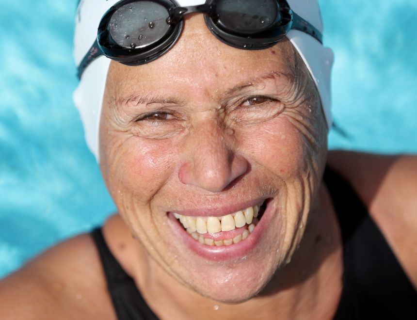 السباحة المصرية نجوى غراب، البالغة من العمر 76تنافس على البطولات 