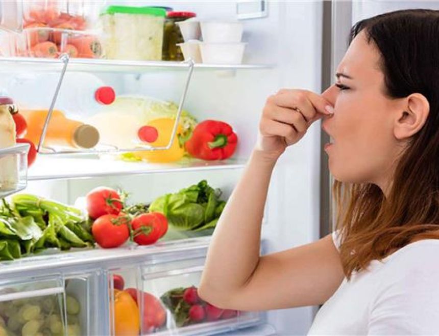 لك 5 طرق سحرية للتخلص من رائحة الثلاجة الكريهة