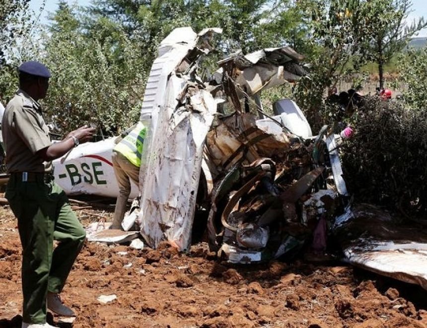 تحطم طائرة في منطقة الوادي المتصدع الكبير في كينيا، مما أسفر عن مقتل خمسة أشخاص من بينهم ثلاثة أمريكيين.