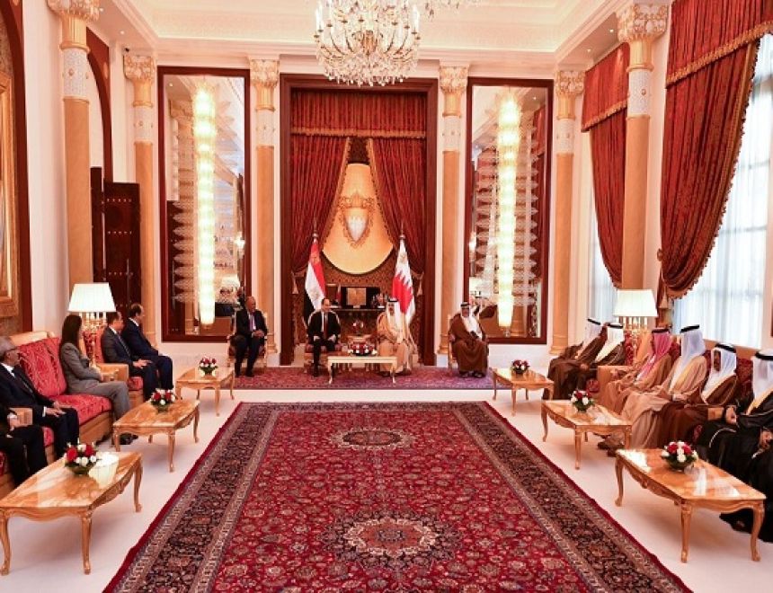 تفاصيل لقاء ومباحثات الرئيس السيسي وملك البحرين بالمنامة