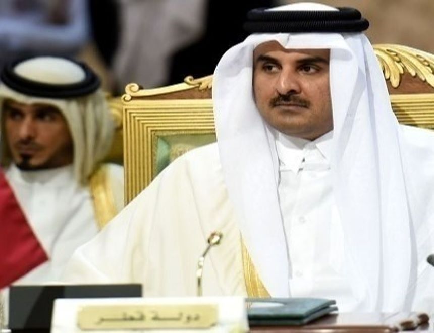 نفى أمير قطر الشيخ تميم بن حمد آل ثاني، أي علاقة لبلاده  مع جماعة الإخوان المسلمين