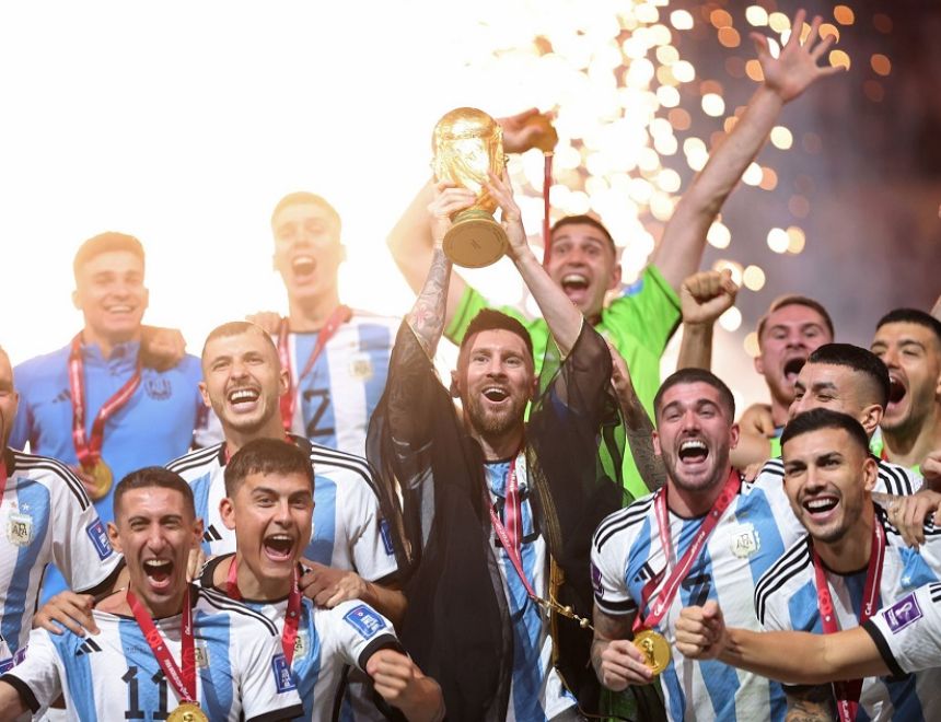 «ميسي» يرفع كأس العالم 2022 بالعباءة الخليجية