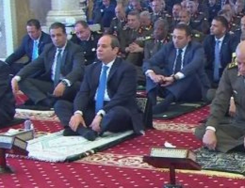 الرئيس السيسي يؤدى صلاة الجمعة ويستمع لخطبة عن منزلة الشهداء بمسجد المشير