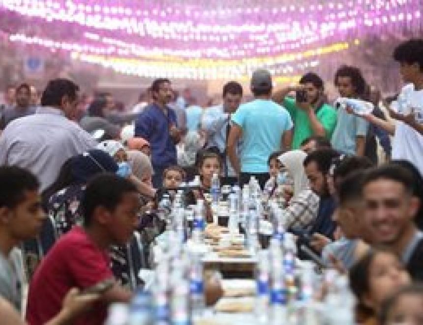 أطول مائدة رمضانية بمصر بطول 2.5 كم.. أهالى فيصل ينظمون إفطارا لـ10 آلاف صائم