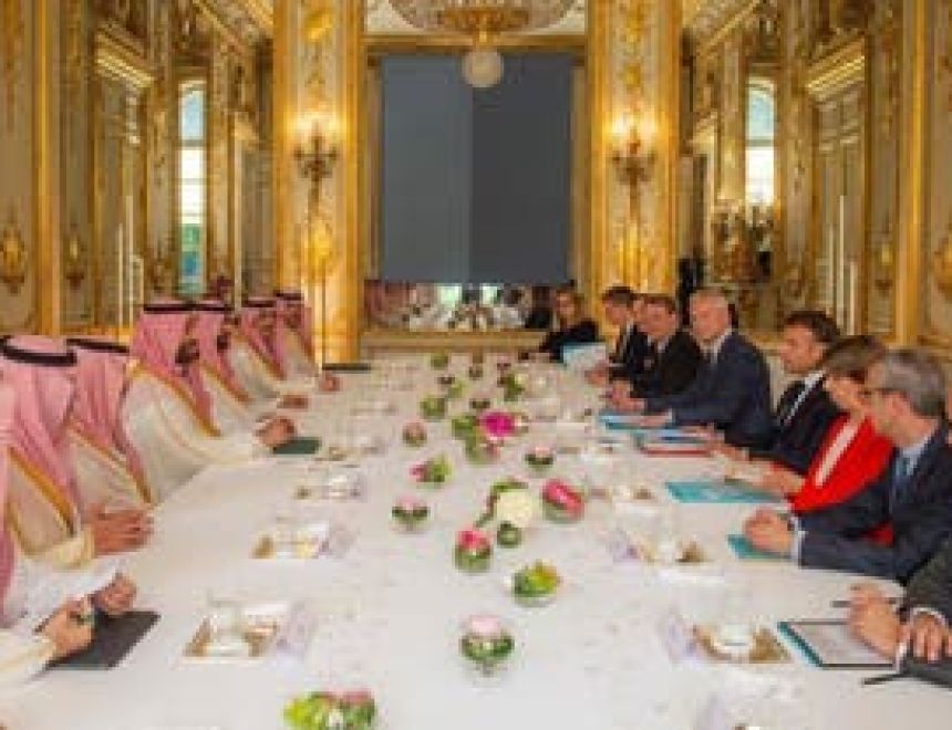 ولي العهد السعودي وماكرون يبحثان العلاقات الاستراتيجية ومستجدات الأحداث