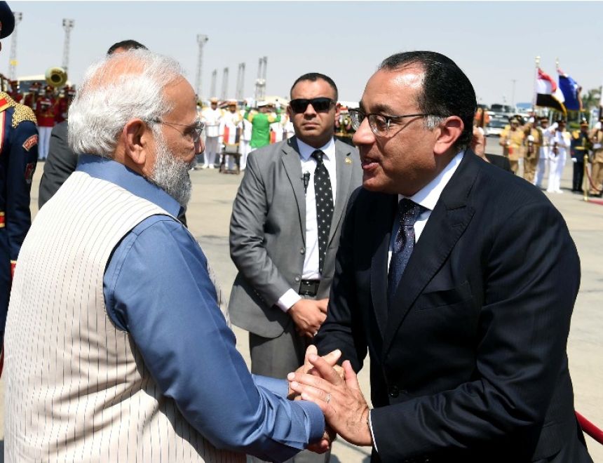 رئيس وزراء الهند لدى وصوله القاهرة: أتطلع إلى المحادثات مع الرئيس السيسي