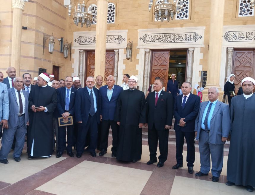 وزير الأوقاف ومحافظ الوادي الجديد يفتتحان مسجدين ودار مناسبات