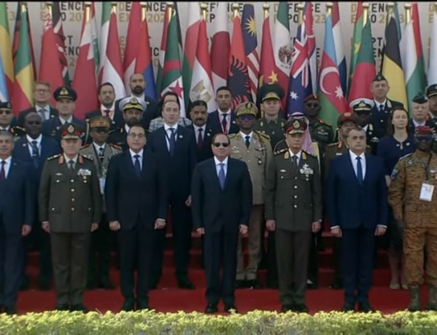 الرئيس السيسي يتوسط صورة تذكارية للمشاركين بافتتاح المعرض الدولي للصناعات الدفاعية والعسكرية إيديكس 2023