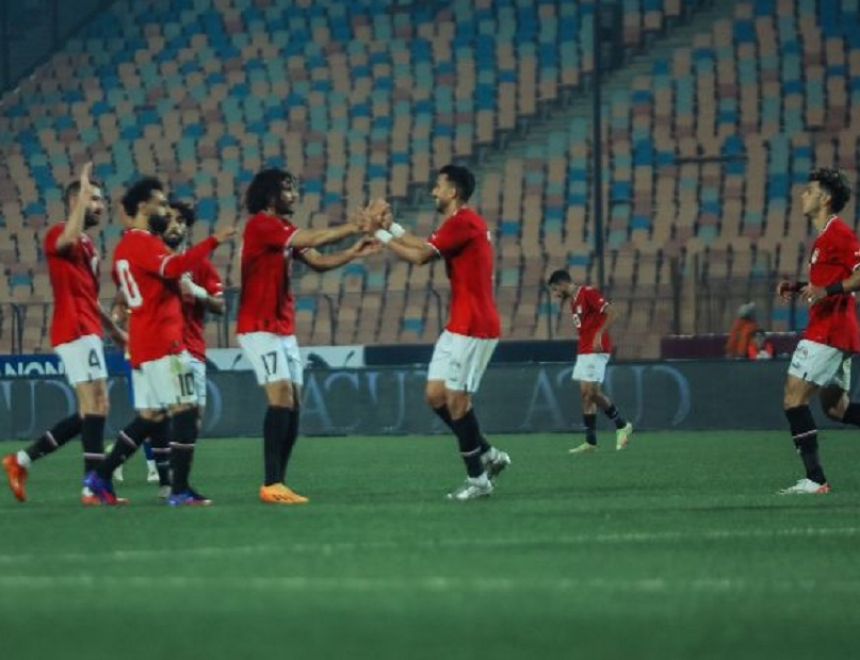تجمع لاعبو منتخب مصر في أرضية إستاد القاهرة، بعد الفوز على تنزانيا بثنائية نظيفة وديًا.