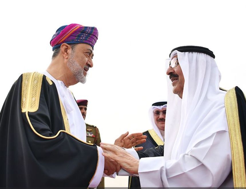 أمير الكويت يصل إلى سلطنة عمان