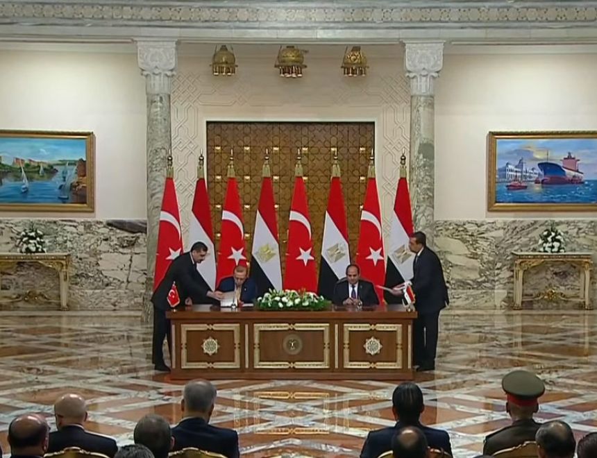 السيسي وأردوغان يوقعان الإعلان المشترك حول إعادة تشكيل مجلس التعاون الإستراتيجي رفيع المستوى بين البلدين