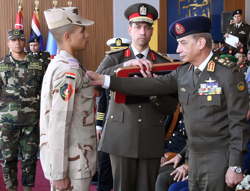 القائد العام للقوات المسلحة يشهد حفل انتهاء فترة الإعداد العسكري لطلبة الكليات العسكرية