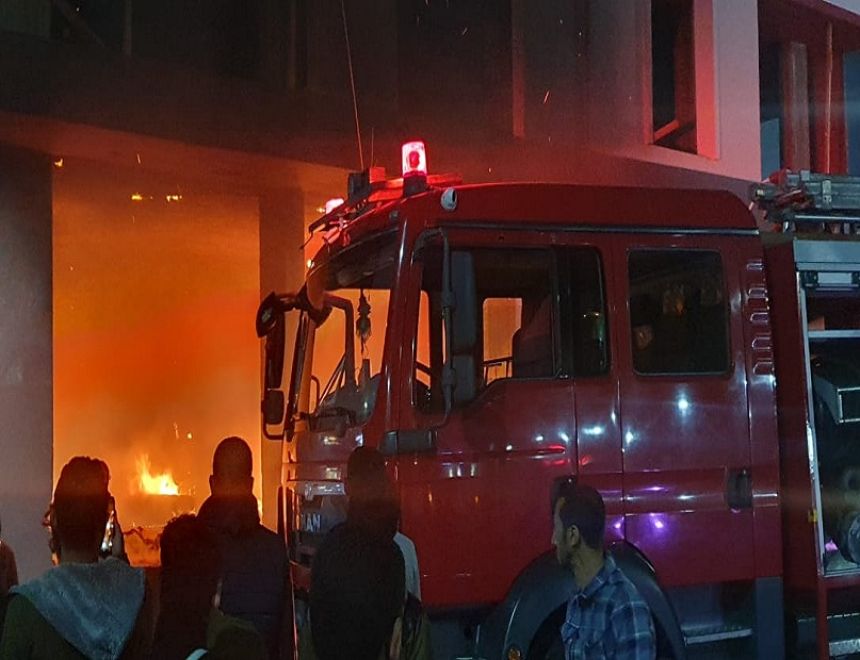 حريق هائل يلتهم جراج سيارات أسفل عقار سكني بمدينة نصر