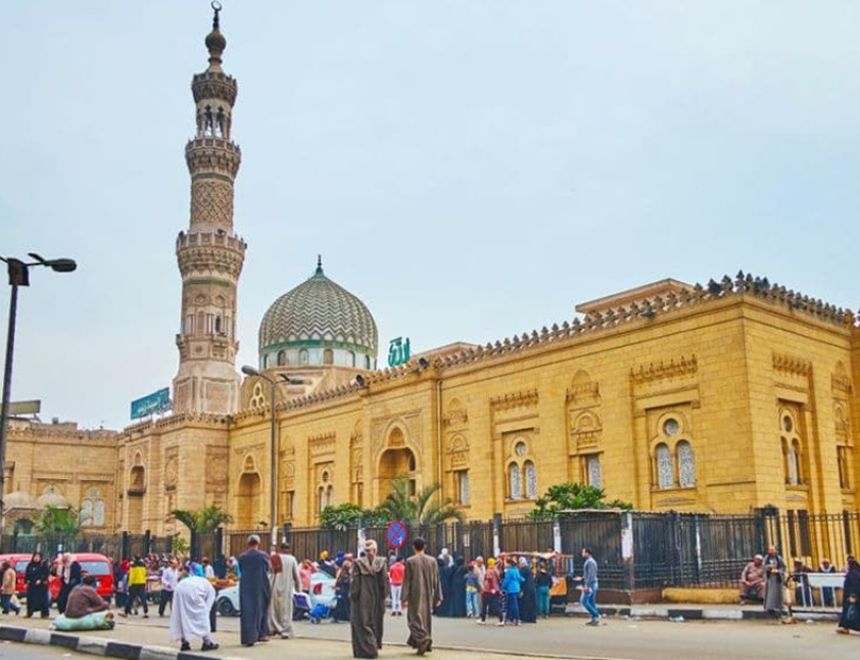 يعد مسجد السيدة زينب رضي الله عنها أحد أشهر مساجد القاهرة، وقد شهد المسجد منذ إنشائه عمليات توسعة وتطوير عديدة